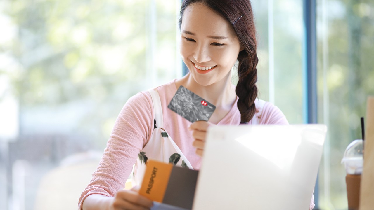 Cô gái đang thanh toán online với thẻ tín dụng và passport